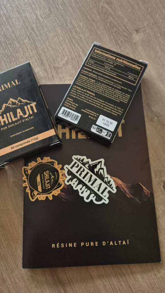 Boîtes de comprimés Shilajit Primal avec le livret explicatif et les autocollants, photographiées chez moi